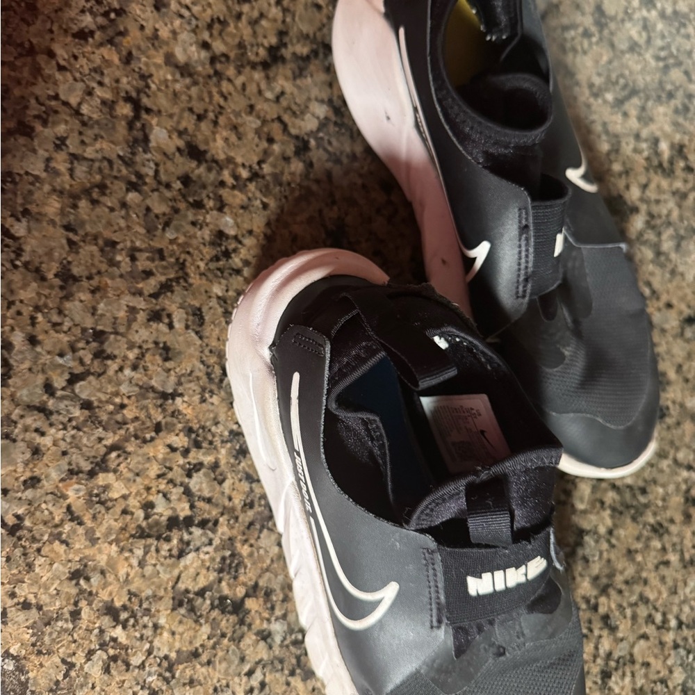 Nike - Picture 3 of 5